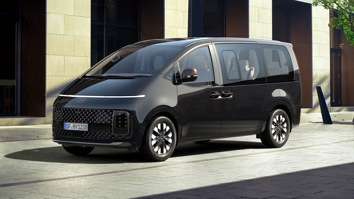 Новый Hyundai Staria 2025: хорошо знакомый минивэн стал гибридом. Богаче и экономичнее