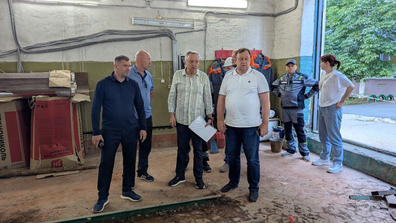 Сергей Барулин вместе с министром строительства и ЖКХ области Михаилом Бутылкиным осмотрел работы, которые выполняются в рамках концессионного соглашения