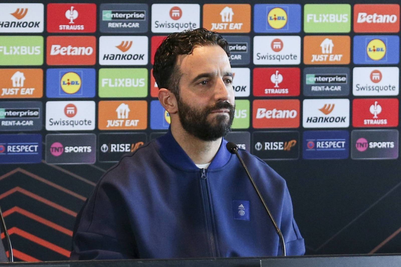 Аморим стал лучшим тренером октября в чемпионате Англии