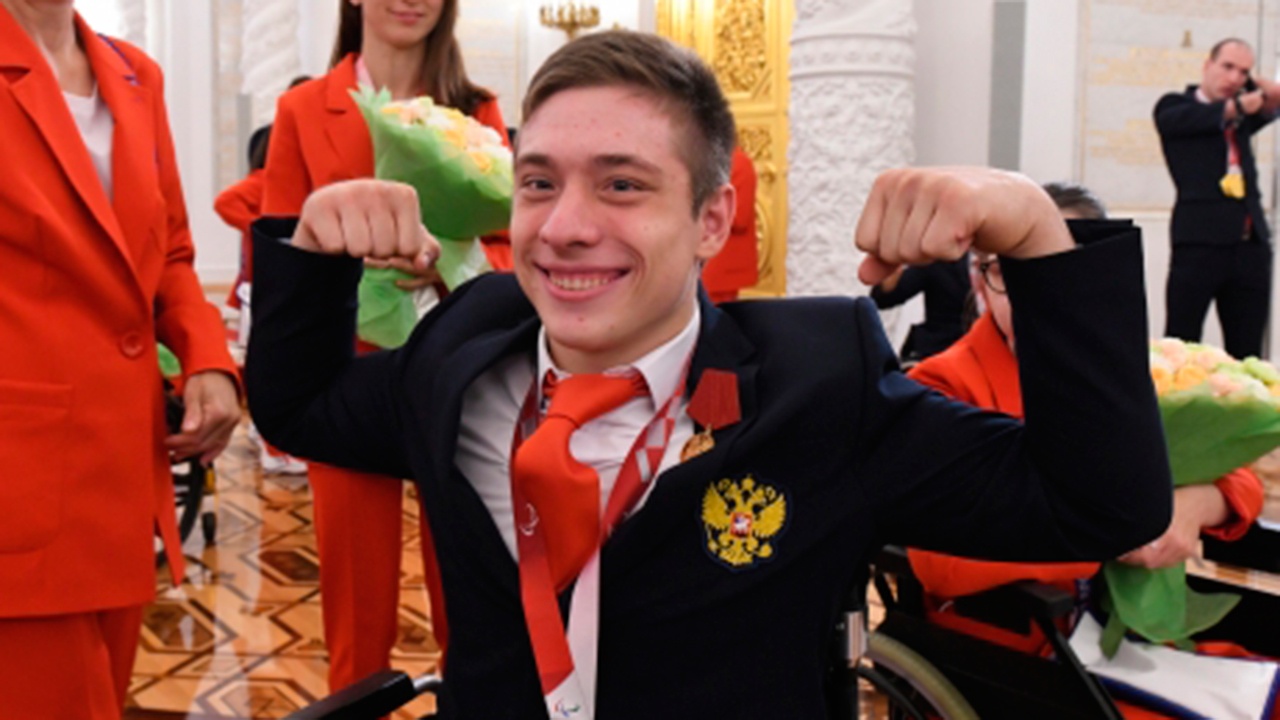 Кто победил между. Махачев чемпионом юфс 280. Конор порье. Кто победил между. Кто победил между.