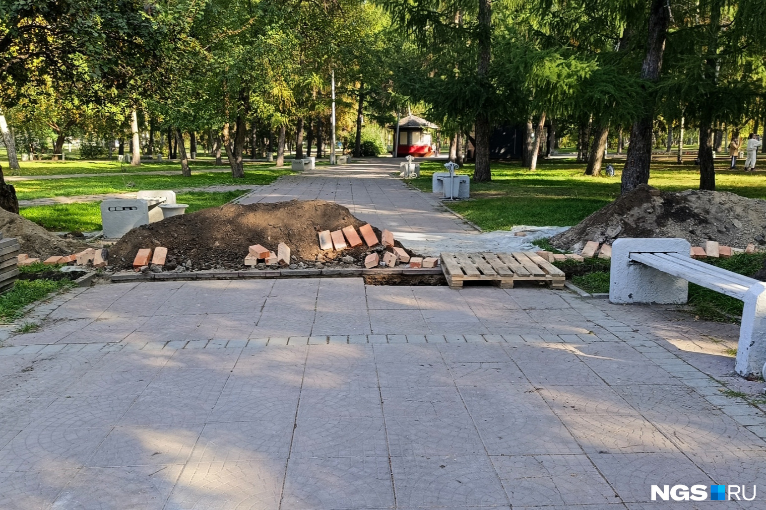 Полиция в нарымском сквере. Лежали на кирпичных лавках. Кирпич валяется. Кирпичи лежат на земле.