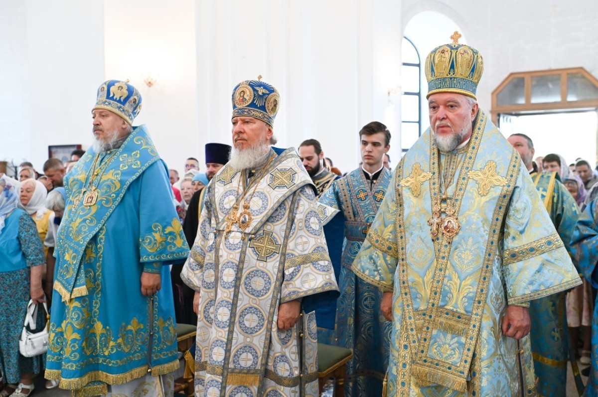 В праздник Свенской иконы Божией Матери митрополит Брянский Александр совершил Литургию в Свенском Успенском монастыре