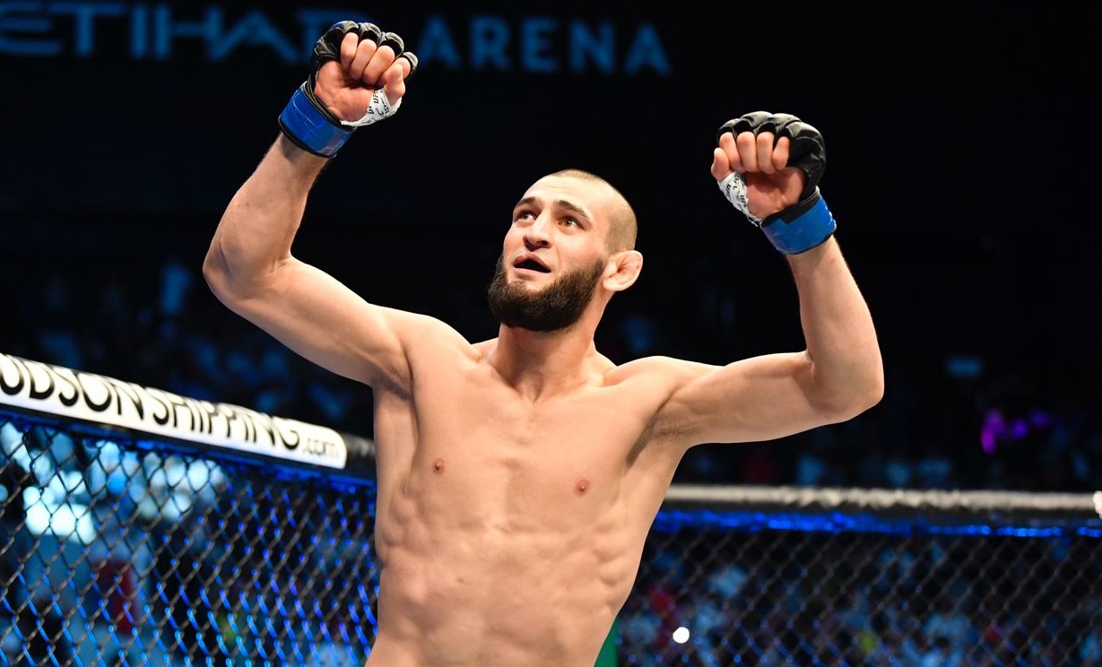 Чимаев пнул Стрикленда ногой на битве взглядов перед UFC 328