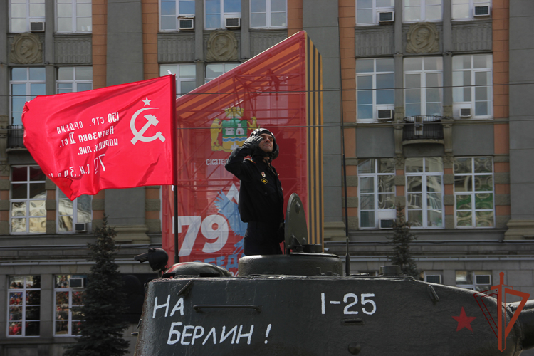 Росгвардия приняла участие в параде Победы в Екатеринбурге