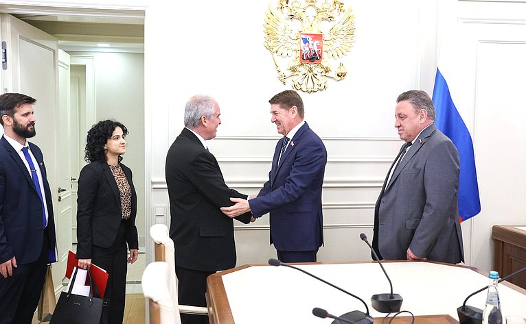 Встреча председателя Комитета СФ по федеративному устройству, региональной политике, местному самоуправлению и делам Севера Андрея Шевченко с Чрезвычайным и Полномочным Послом Республики Куба в Российской Федерации Энрике Орта Гонсалесом