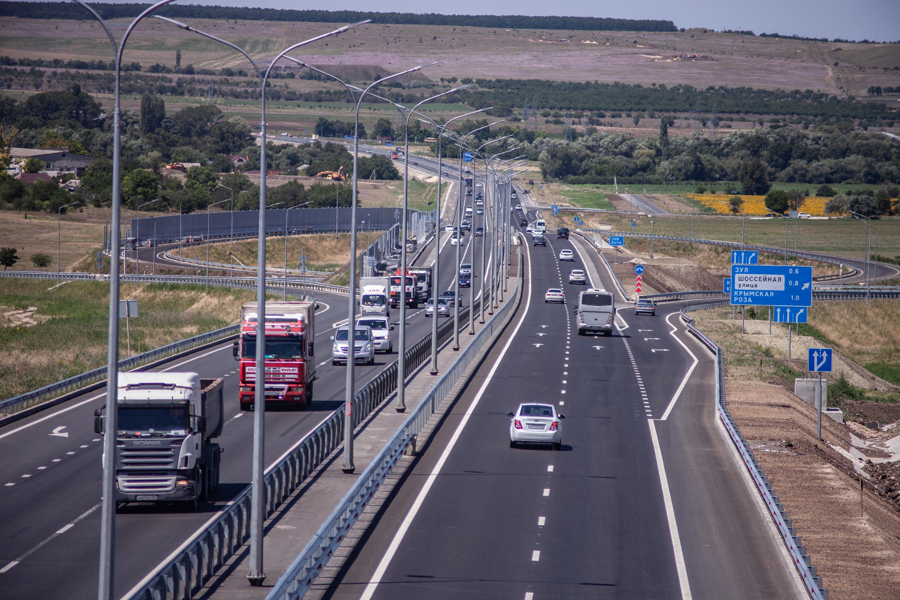 Трасса «Таврида» способна довезти автомобилиста через весь Крым — от Крымского моста до Севастополя — всего за 3–4 часа