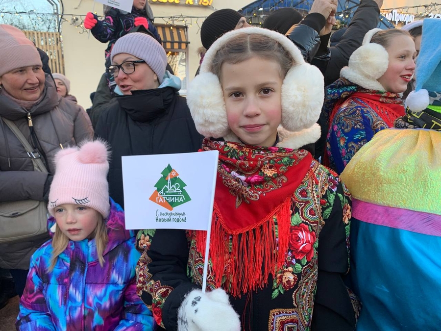 Дедушки Морозы открыли каток в Гатчине