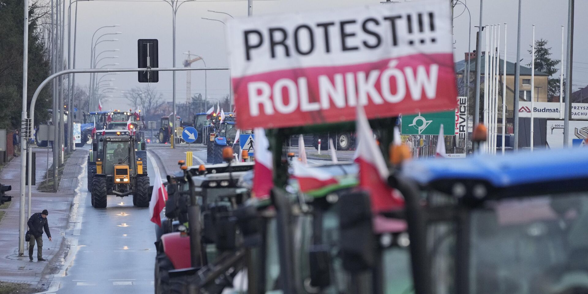 Польские фермеры усиливают общенациональный протест против импорта украинских продуктов питания. Колонна тракторов направляется в Минск-Мазовецки (Польша) - ИноСМИ, 1920, 22.07.2025