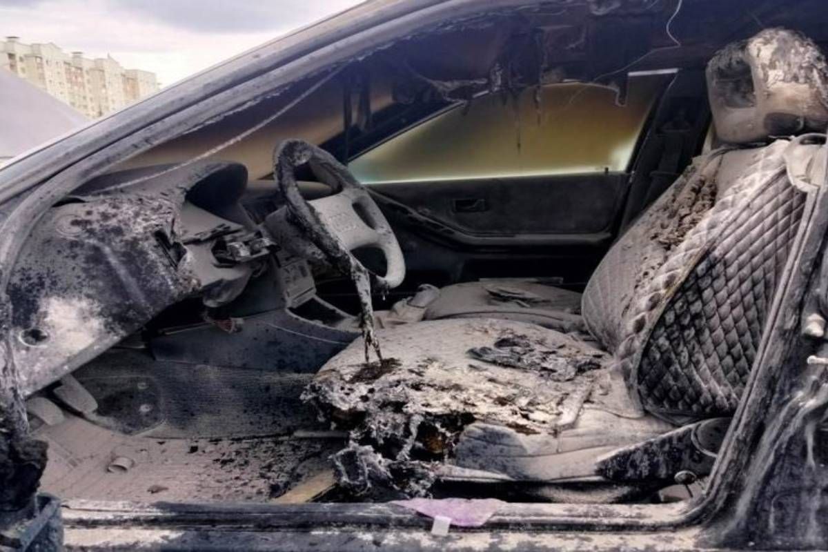 Угнанный автомобиль проехал 200 метров и заглох – угонщик поджег Audi в городе