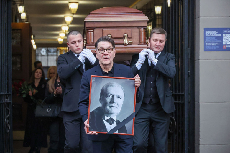 Вынос гроба с телом народного артиста России Владимира Симонова после церемонии прощания