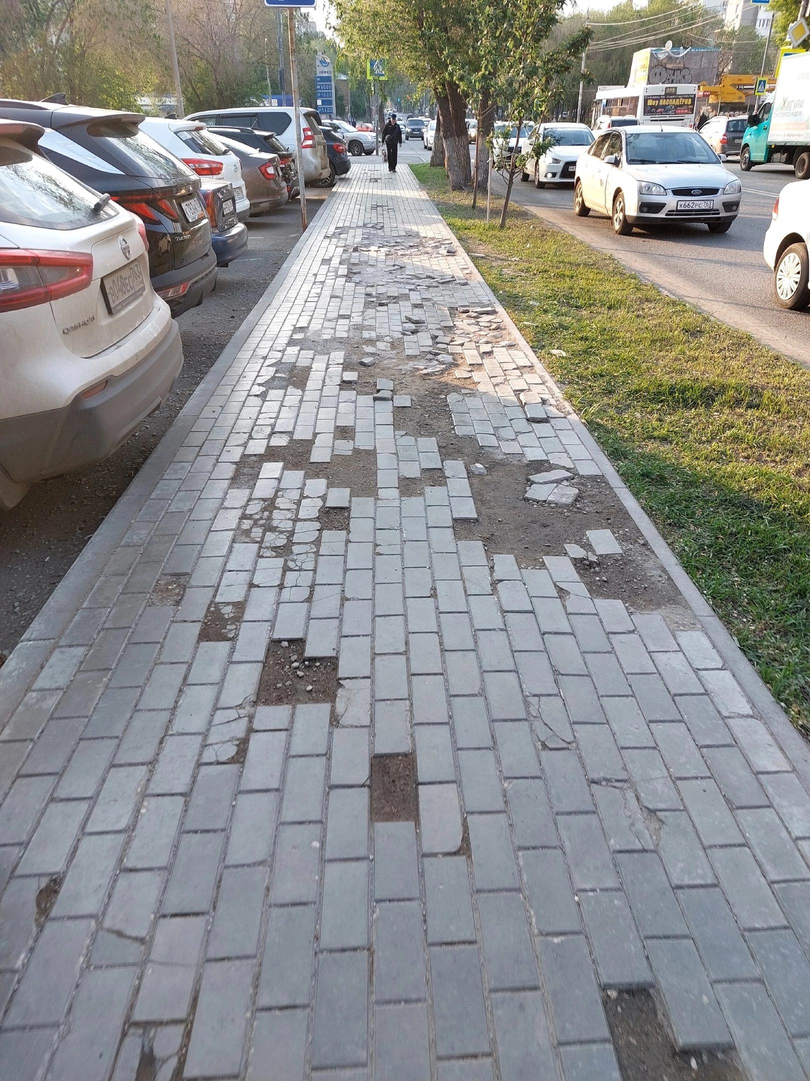 Ямы на дорогах спб. Засоренный город и дорога. Дороги спб ямы. Тротуар в городе. Как писать тротуар или.