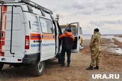 Спасатели помогают людям в чрезвычайных обстоятельствах