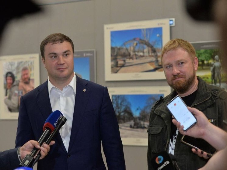 «История делается объективами фотоаппаратов»: Виталий Хоценко побывал на выставке Александра Малькевича в Омске