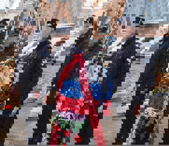 В ОРЕНБУРЖЬЕ ПРЕДСТАВИТЕЛИ РОСГВАРДИИ ВОЗЛОЖИЛИ ЦВЕТЫ К ПАМЯТНИКУ ПОГИБШИХ КОЛЛЕГ, СРЕДИ КОТОРЫХ – БОРЦЫ С ОРГАНИЗОВАННОЙ ПРЕСТУПНОСТЬЮ