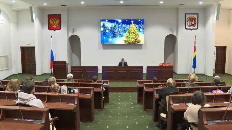 В преддверии Нового года председатель Заксобрания региона встретился с самыми активными подписчиками своих соцсетей