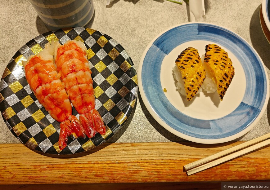 В соевый соус правильнее обмакивать суши верхней часть, а не нижней с рисом. Так и рыба вкуснее, и рис не расклеится