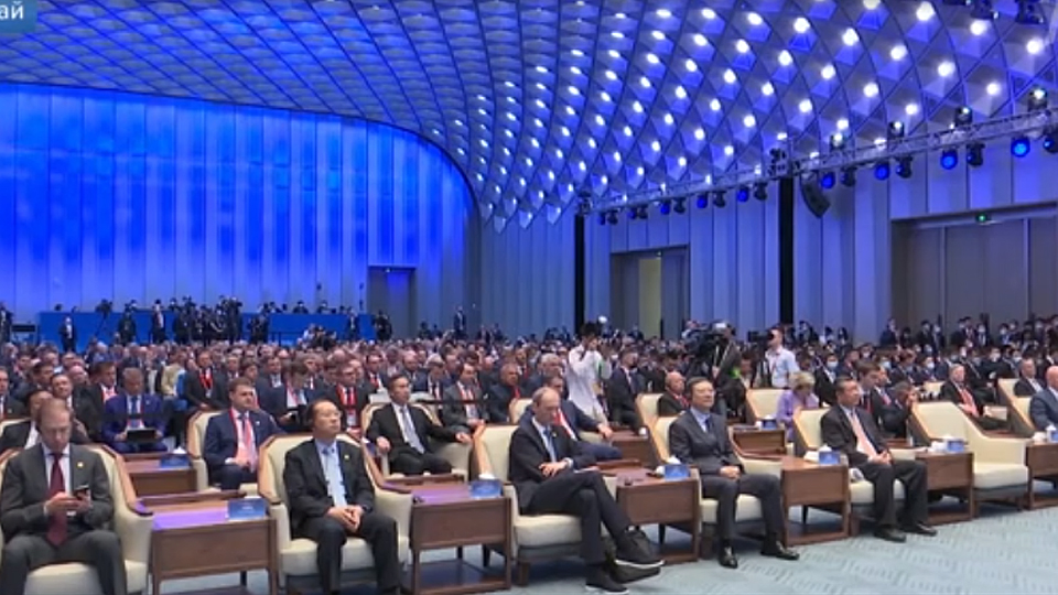 участники пленарного заседания Российско-Китайского бизнес-форума