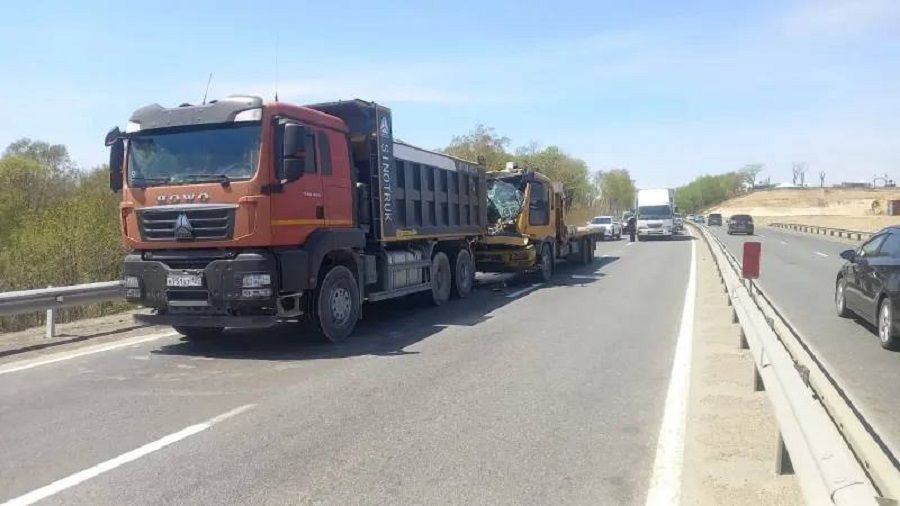 Фото: @prim_police | Столкновение грузовиков под Владивостоком: водитель в больнице с переломами