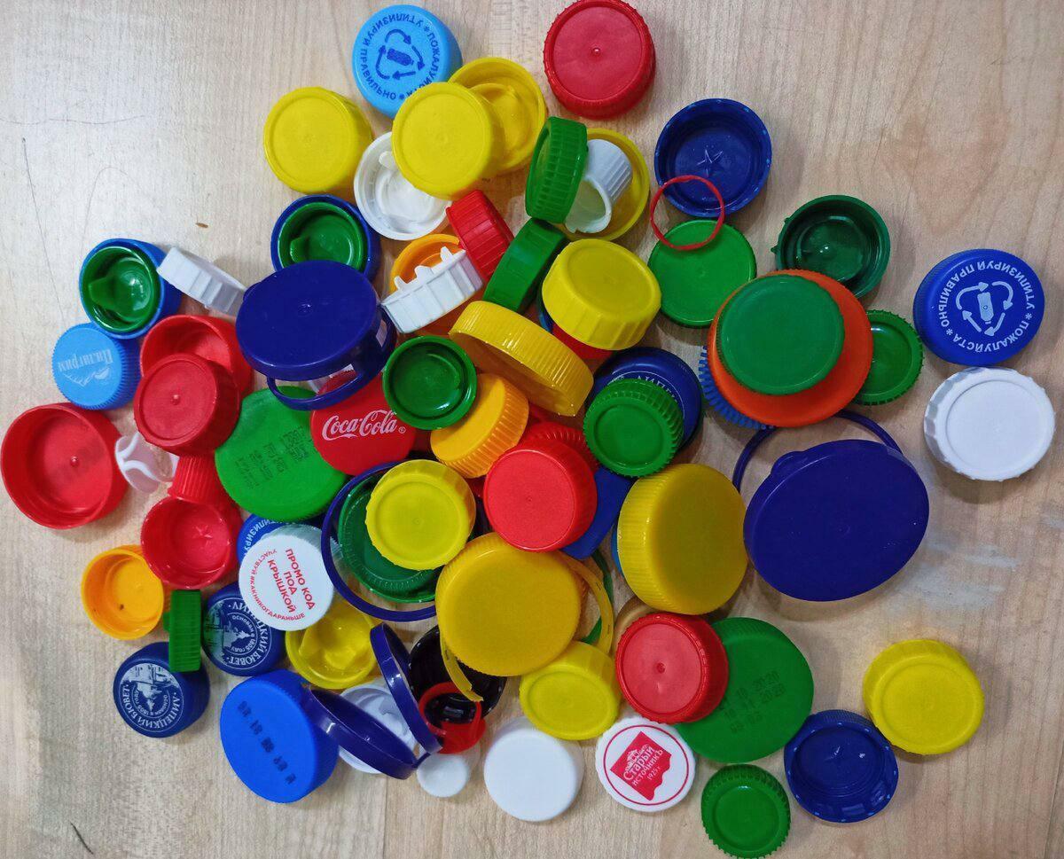 Коды под крышками. Под крышечку. Заглядывает под крышку. Приз под крышкой. Под крышечку.