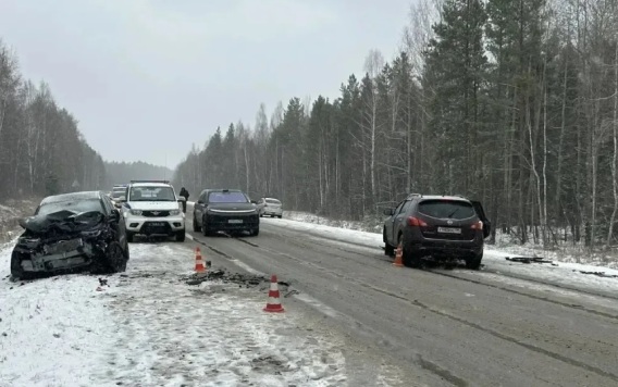 На Урале 5 взрослых и два ребенка пострадали в ДТП с 3 автомобилями