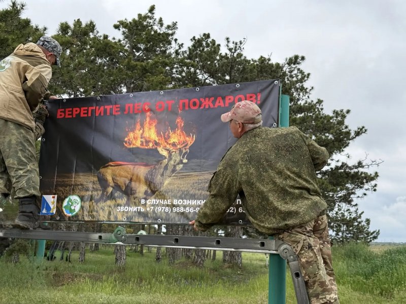 В севастопольских лесах обновляют информационные стенды о правилах пожарной безопасности