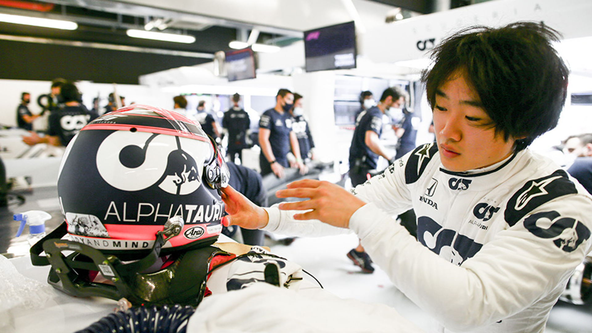 Mercedes извинился перед пилотом Red Bull после инцидента на практике в Абу-Даби