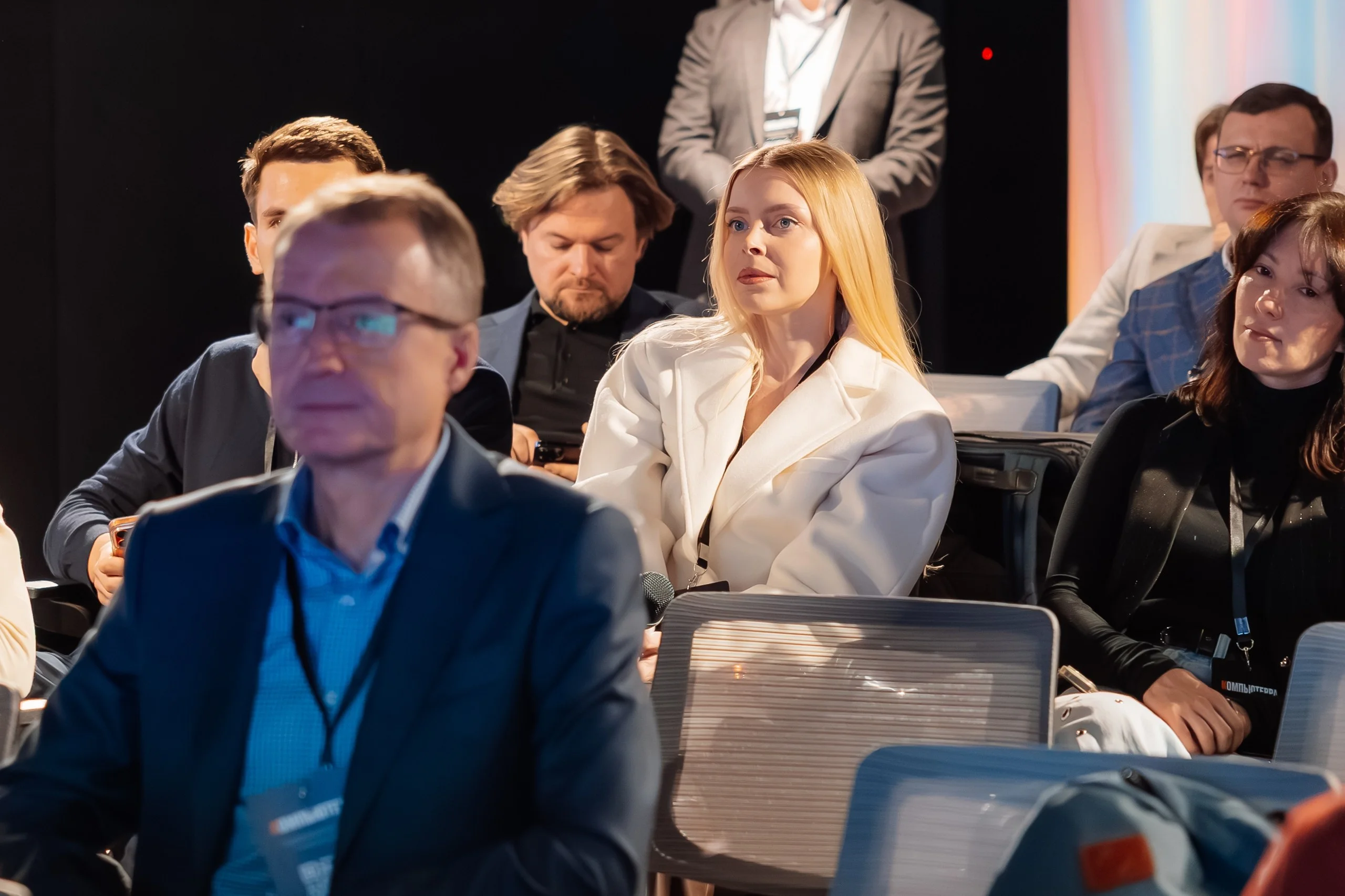 После презентации прошла пленарная дискуссия «Модели применения ИИ в российских компаниях». Модератором выступил Сергей Вотяков, член Правления РУССОФТ, руководитель Комитета РУССОФТ по ИИ, старший директор по взаимодействию с органами власти в PIX Robotics. В дискуссии приняли участие Евгений Осадчук, директор направления «Искусственный интеллект» АНО «Цифровая экономика», Ярослав Беспалов, руководитель группы «Мультимодальные архитектуры ИИ» лаборатории «Сильный ИИ в медицине» Института AIRI, Ксения Лапшина, заместитель директора направления «Искусственный интеллект» АНО «Цифровая экономика», и Игорь Никитин, основатель и CEO WMT AI, автор концепции «ИИвизация».