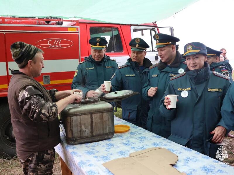 Томские спасатели посадили деревья в честь героев Великой Отечественной войны