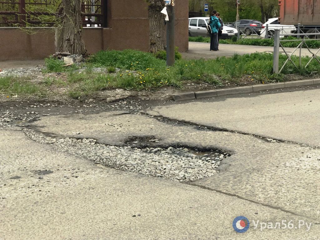 Ямы на ул. Станиславского в районе Дворца пионеров в Орске