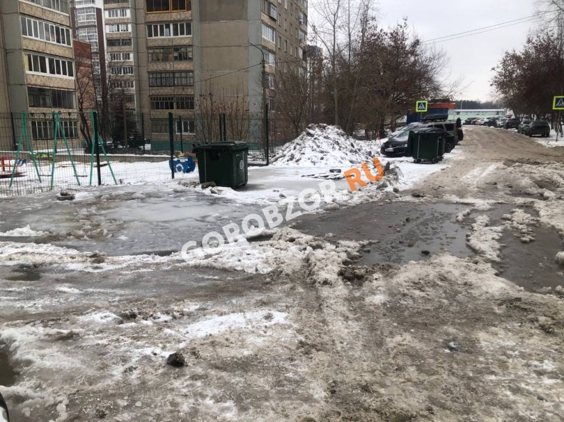 «Проваливаемся под лед»: жители массово жалуются на затопление улицы Баргузинской в Уфе