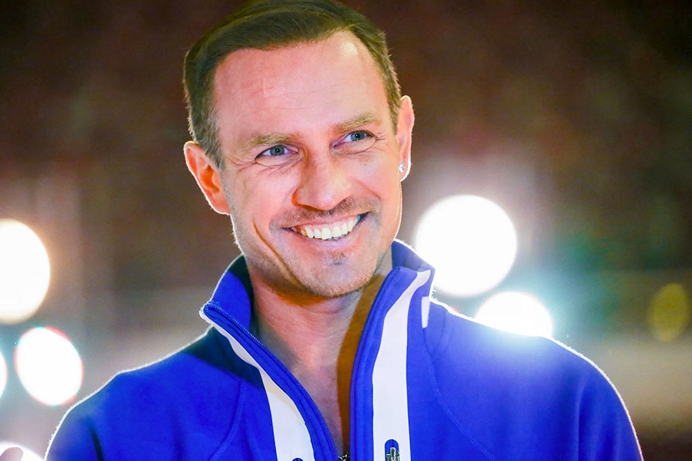 Роман Костомаров впервые после ампутации стоп вышел на лед