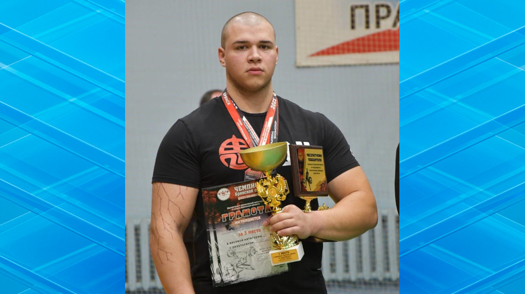 Брянские силачи выявили сильнейших в борьбе за звание чемпиона области по пауэрлифтингу