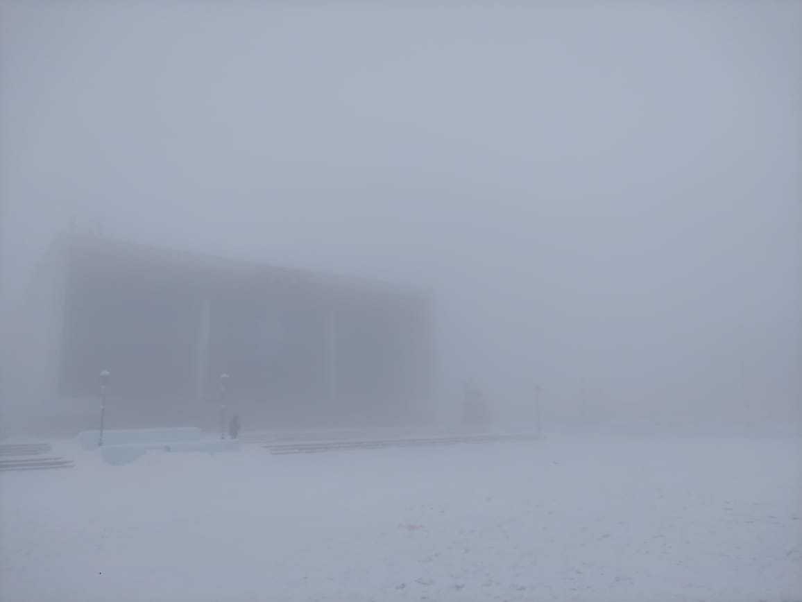 Сильные морозы в якутске. Якутск Мороз. Морозы в Якутии. Штормовое предупреждение. Аномальный холод.