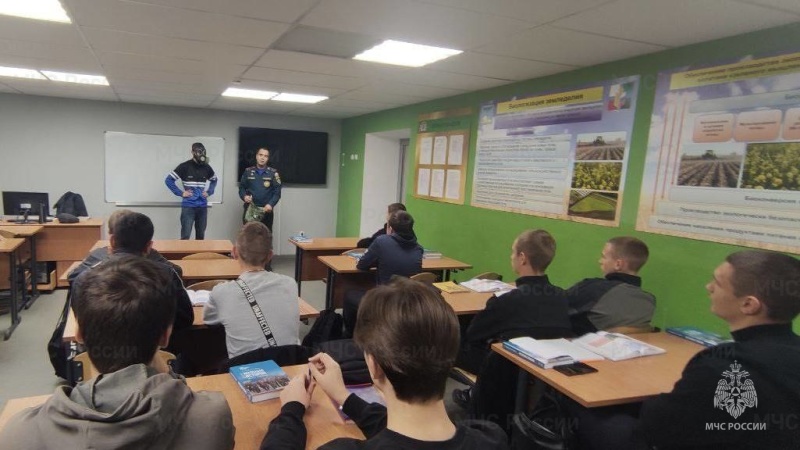 Студентов научили правильно надевать противогаз