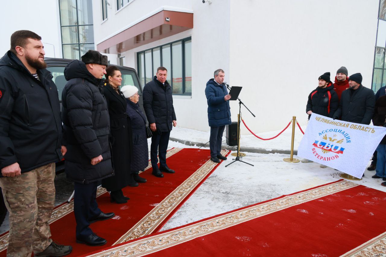 «Большому сердцу – большая машина»: в Челябинске 86-летнему волонтёру СВО подарили «Патриот»