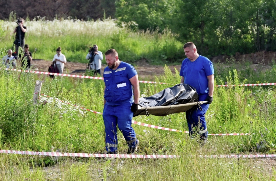 Медики несут тело экс-министра транспорта РФ Романа Старовойта, найденное в парке у парковки в Одинцовском городском округе Московской области. Утром 7 июля Роман Старовойт был отстранен от должности министра транспорта РФ. Основной версией произошедшего Следственный комитет назвал самоубийство