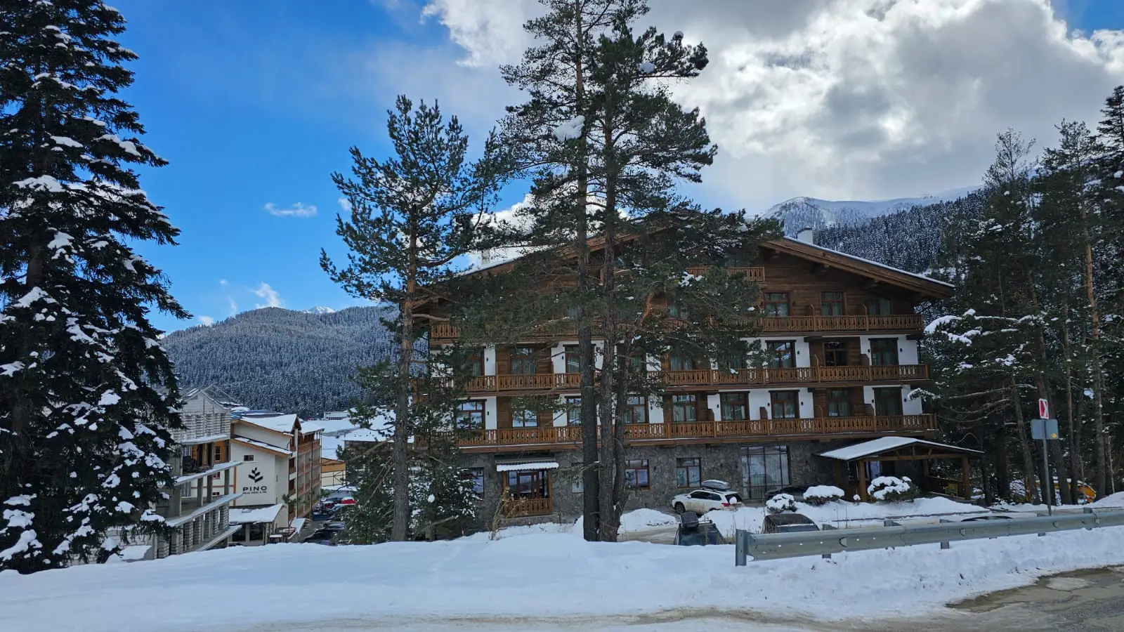 Почти 95% номерного фонда курорта Архыз забронировано на новогодние праздники. Фото. © Интерфакс. Олег Санников