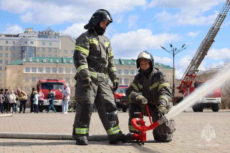 Пена до неба, резка металла и детская сборная: как на площади Ленина отметили День пожарной охраны