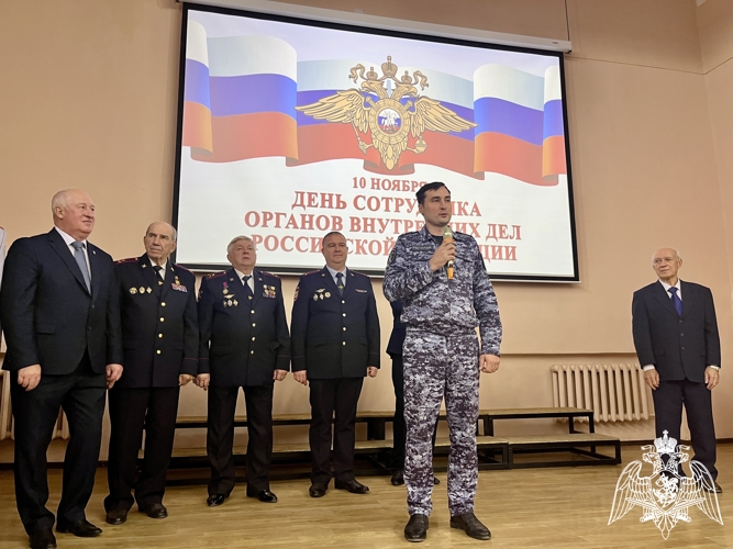 В преддверии Дня сотрудников органов внутренних дел росгвардейцы посетили торжественное мероприятие в подшефном техникуме 
