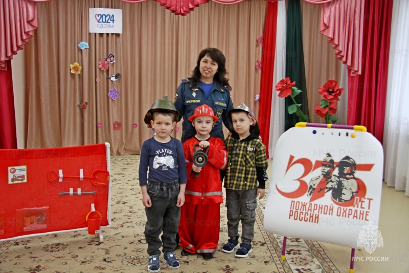 В честь 375-летия пожарной охраны России сотрудники МЧС проводят занятия в детских садах
