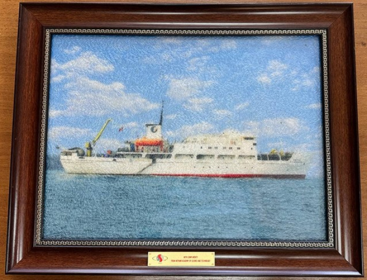 Подарок от Вьетнамской академии наук и технологий картина НИС «Академик М.А. Лаврентьев» из зернышек риса