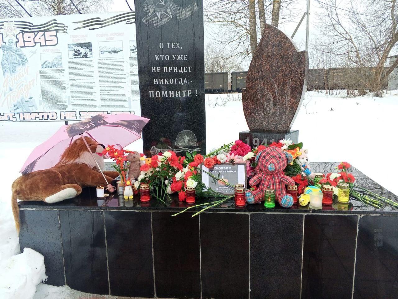Жители всех районов Владимирской области несут цветы к мемориалам