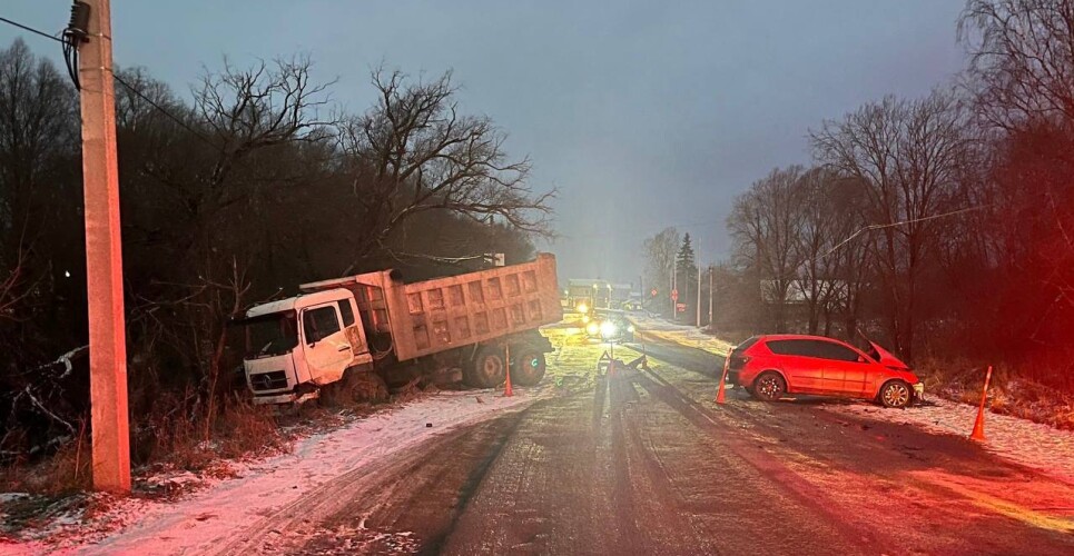 Пьяная за рулём устроила ДТП с грузовиком в Великом Новгороде