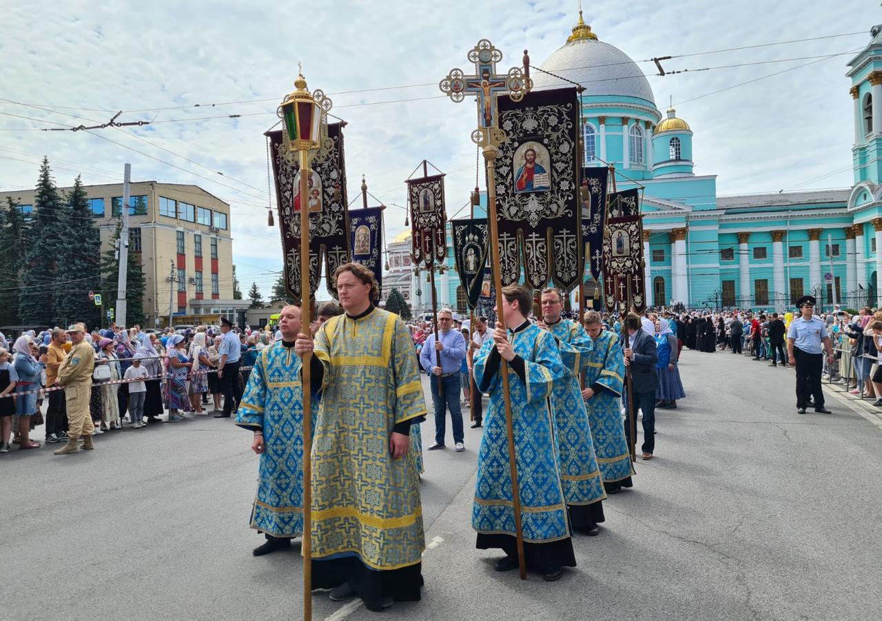 крестный ход вокруг храма