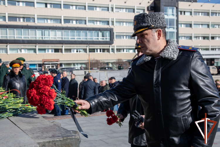В День войск национальной гвардии сотрудники и военнослужащие ведомства возложили цветы к мемориалу «Черный тюльпан» в Екатеринбурге