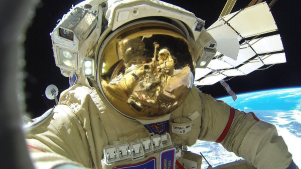 Самарский космонавт Олег Кононенко сделал двойное скафандровое селфи