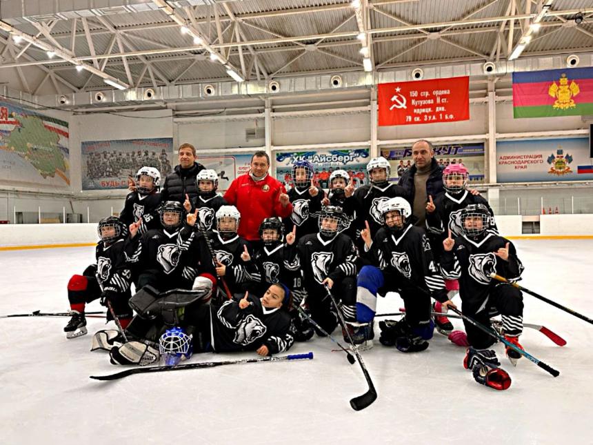 Глава Горячего Ключа Сергей Белопольский поздравил команду «Белые медведи» с победой в краевых соревнованиях юных хоккеистов «Золотая шайба».