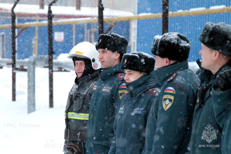 Новосибирские огнеборцы отработали навыки тушения пожара на производственном объекте