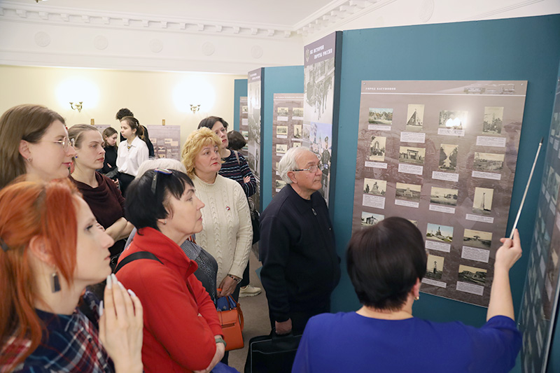 В Севастополе открылась выставка видовых открыток «Прекрасный город, морем окаймленный»
