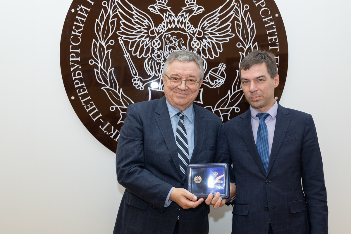 Андрей Рудской и директор Института среднего профессионального образования Роман Байбиков